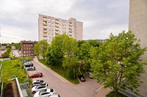 une vue aérienne sur un parking avec des voitures garées dans l'établissement CITYSTAY Garden Gates Apartment, à Gdańsk