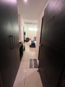 un pasillo con una puerta que conduce a una habitación en JB Residency !! Top Rated & Most Awarded Property in Tricity !!, en Chandīgarh