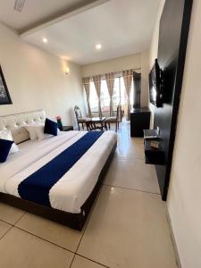 1 dormitorio con 1 cama grande en una habitación en JB Residency !! Top Rated & Most Awarded Property in Tricity !!, en Chandīgarh