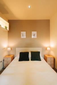 sypialnia z dużym białym łóżkiem z 2 stolikami nocnymi w obiekcie Apartamentos Stetic w mieście Morella