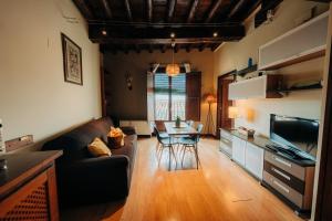 A television and/or entertainment centre at Apartamentos Stetic