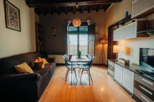 A kitchen or kitchenette at Apartamentos Stetic