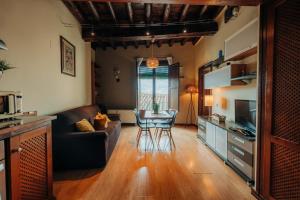 A kitchen or kitchenette at Apartamentos Stetic