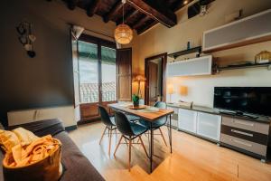A kitchen or kitchenette at Apartamentos Stetic