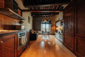 A kitchen or kitchenette at Apartamentos Stetic