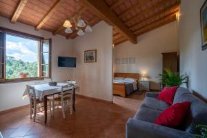 een woonkamer met een bank en een tafel bij Holiday house CuordiNatura in Montopoli in Val dʼArno