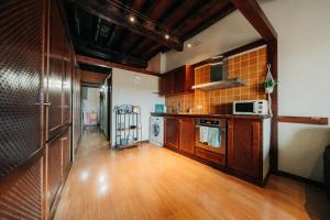 A kitchen or kitchenette at Apartamentos Stetic