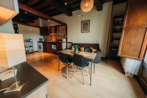 A kitchen or kitchenette at Apartamentos Stetic