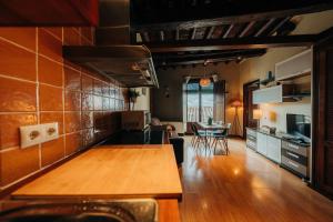 A kitchen or kitchenette at Apartamentos Stetic