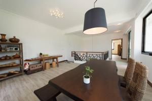 台东一品苑民宿的带桌子的客厅和餐厅