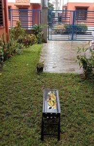 een tafel met bananen in het gras bij Espina's Residence in Batangas City