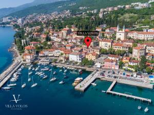 eine Luftansicht eines Hafens mit Booten im Wasser in der Unterkunft Villa Volos apartment Karmen with roof terrace, sea view, free private parking in Opatija