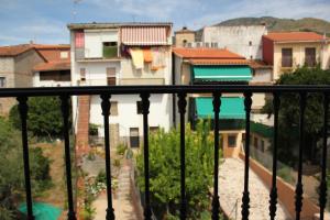 uma vista para a cidade a partir de uma varanda em Hostal Zaguan em Talaveruela
