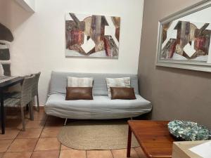sala de estar con sofá y mesa en CASA ISABEL CENTRO Histórico, en Arucas