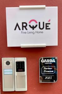 Un certificat, premiu, logo sau alt document afișat la Arqué Apartments - Arco Centro