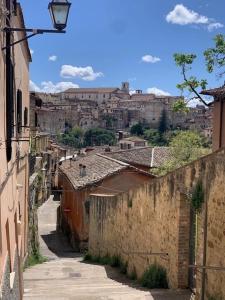 Un callejón con edificios y una ciudad al fondo en Casa Garibaldi 41, en Perugia