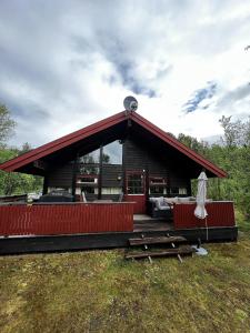 domek z bali z czerwonym dachem w obiekcie Koselig hytte med usjenert og solrik beliggenhet w mieście Geilo