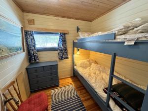 Postel nebo postele na pokoji v ubytování Koselig hytte med usjenert og solrik beliggenhet