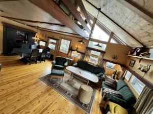 Posezení v ubytování Koselig hytte med usjenert og solrik beliggenhet