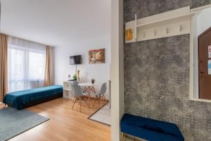 ein Schlafzimmer und ein Wohnzimmer mit einem Bett und einem Tisch in der Unterkunft Prince downtown apartments with free parking in Budapest