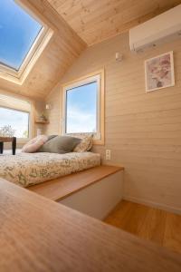 1 dormitorio con 2 camas y ventana en Aurora Green Hill en Podobin