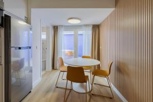 una cucina e una sala da pranzo con tavolo e sedie di Fonz Patio House a Setúbal