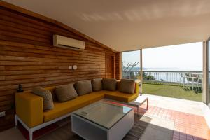 Posezení v ubytování Rosastays Goa Bardez - A Four Bedroom Private Villa in Dona Paula