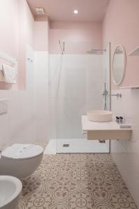 帕爾馬的住宿－GLAM PARMA，浴室配有卫生间、盥洗盆和淋浴。