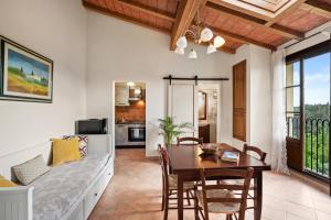een eetkamer en een woonkamer met een tafel en stoelen bij Holiday house CuordiNatura in Montopoli in Val dʼArno