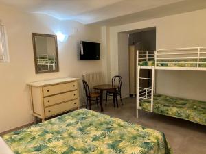 una camera con 2 letti a castello, una scrivania e un tavolo di Scalette Via Elia a Numana