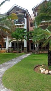 um edifício com palmeiras em frente em Laguna Golf em Punta Cana