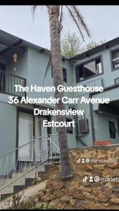 una casa con una palma di fronte di The Haven: Make our Home your Home a Estcourt