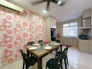 a dining room with a table and chairs in a kitchen at A05 Tebrau Austin 1 in Johor Bahru