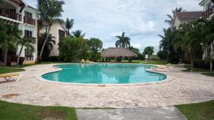 una piscina frente a una casa en Laguna Golf, en Punta Cana