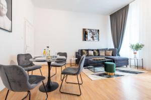 Гостиная зона в Ferris wheel by Christiano Apartments