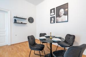 Гостиная зона в Ferris wheel by Christiano Apartments +12 фотографий