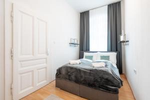 Кровать или кровати в номере Ferris wheel by Christiano Apartments