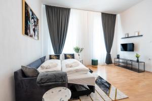 Телевизор и/или развлекательный центр в Ferris wheel by Christiano Apartments