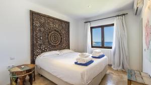 ein Schlafzimmer mit einem Bett mit Handtüchern darauf in der Unterkunft Villa Lunablanca in Santa Eulària des Riu + 43 Fotos