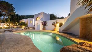 eine Villa mit Swimmingpool bei Nacht in der Unterkunft Villa Lunablanca in Santa Eulària des Riu