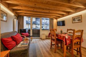 - un salon avec une table et un canapé dans l'établissement Résidence Grand Roc - Campanules 122 - Happy Rentals, à Chamonix-Mont-Blanc