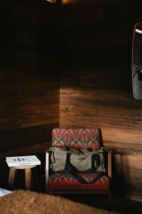 um saco sentado numa cadeira ao lado de uma mesa em L´Ovella Negra Mountain Lodge em Canillo