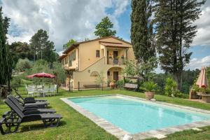 een villa met een zwembad voor een huis bij Holiday house CuordiNatura in Montopoli in Val dʼArno