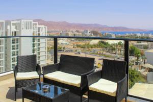 埃拉特Luxury Suite Apartment With Sea View #64 By Hashdera Eilat的带两把椅子和一张桌子的阳台