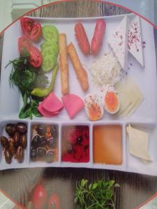 ein Tablett mit verschiedenen Lebensmitteln auf einem Tisch in der Unterkunft İSABELLA APART OTEL in Alanya