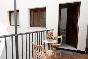 un balcón con una mesa con una maceta. en Charming & quiet apartment in Plaza del Salvador, en Sevilla