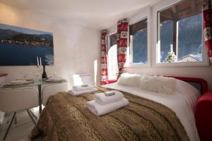 sypialnia z łóżkiem z dwoma ręcznikami w obiekcie Chamonix Sud - Grepon Paradis 611 - Happy Rentals w Chamonix-Mont-Blanc