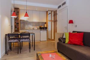 salon z kanapą i stołem oraz kuchnia w obiekcie Divčigora apartmani w mieście Divčibare