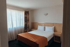 pokój hotelowy z łóżkiem i oknem w obiekcie The Mayfair Ridge Hotel w mieście Emerald