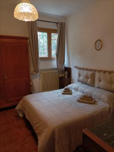 - une chambre avec un grand lit et 2 serviettes dans l'établissement Casa SoleLuna, à Sienne